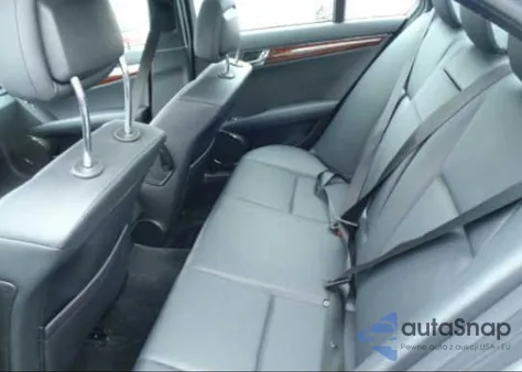 2009 Mercedes-Benz C300 4 Matic z USA, uszkodzony, nr VIN WDDGF81X89R044480